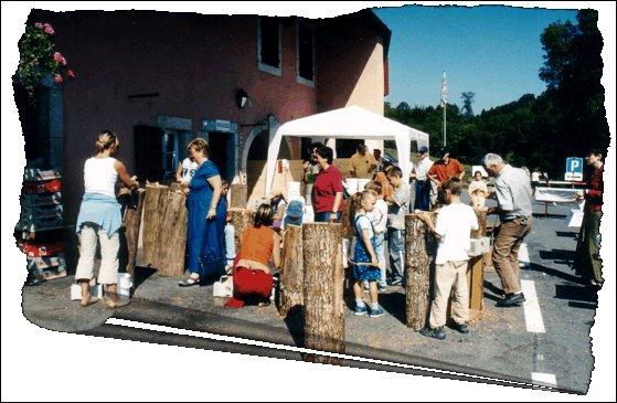 mellett a szabadban felállított kecskelábú