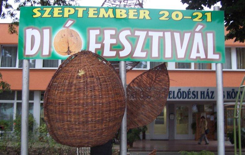 helyiek a diónak szenteljék falufesztiváljukat.