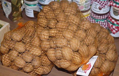 megtartják. A fesztivál látogatói egy-egy dióvásár alkalmával mintegy 6 tonna diót vesznek meg.