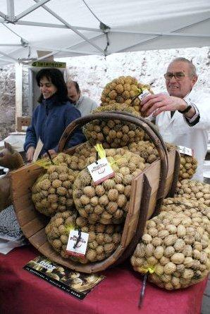 27 diótermesztő kínálja áruját, ahogy a kép mutatja, nevükkel ellátott címkével.