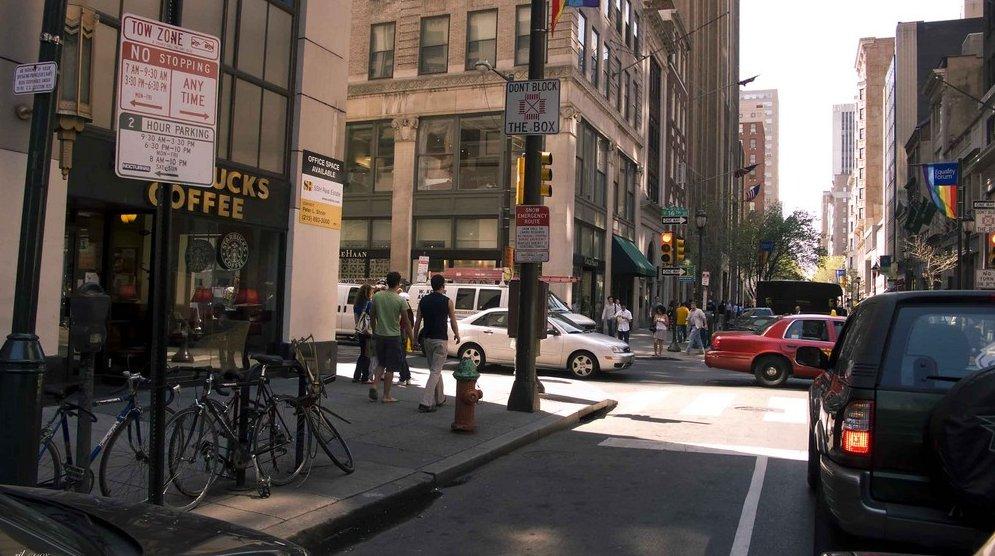 Én New York-ra saccolok, ami egyáltalán nem biztos, csak az, hogy a kép a Diófa-utcának