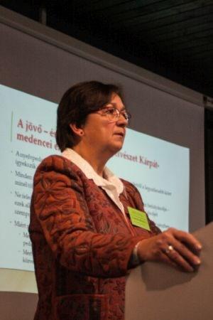 Az alkalmazott nyelvészet általános megközelítései Az általános jellegű megközelítések közül elsősorban Nádor Orsolya (Károli Gáspár Református Egyetem, Budapest) előadását kell kiemelnünk (2. kép).