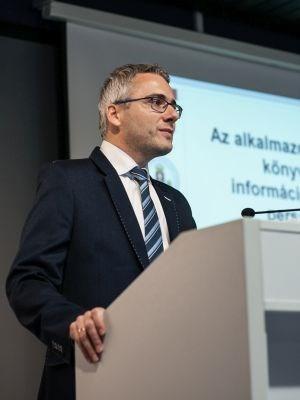 nyelvhasználatot sem hagyja érintetlenül, másrészt viszont a nyelvészeti és alkalmazott nyelvészeti kutatások gyökeres paradigmaváltását sürgeti, ami a tanácskozáson is megmutatkozott.