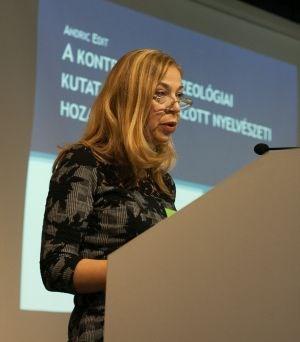5. kép Andrić Edit előadása Több szempontból is indokolt tehát a kontrasztív nyelvészeti problémákat alkalmazott nyelvészeti kontextusban újragondolni.