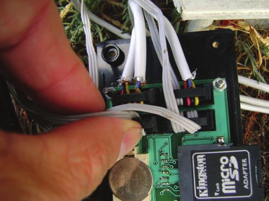 A PIC18F4550 típusú micro controller vezérlő egység a csatlakozó mérővezetékekkel, az adattároló SD kártyával és CR2032 egyenáramú áramforrás az órához PIC18F4550 típusú microcontroller
