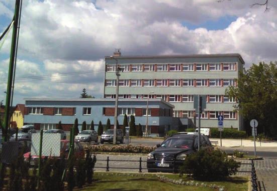 SZIE G-Kollégium utcafronti képe egymás mögötti elhelyezés miatt, a saját árnyékhatások kiküszöbölése érdekében a 6 m magas szakaszoknak csak a felső 1/3-a ad optimális energiatermelést.