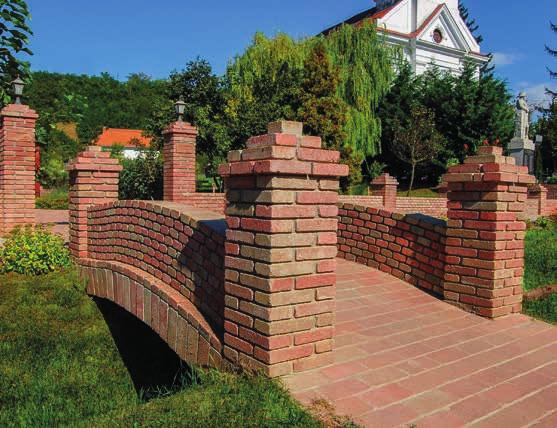 A teljes anyagában színezett Téglakő színvilága is ezeket a természetes árnyalatokat idézi. Hogyan lesznek különlegesek a Téglakő építmények?