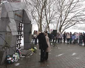 bombardovanie Nových Zámkov 8.3.1945. Knižku pokrstili priamo na pódiu P. Ágh spolu s E. Polereckou hlinou z poslednej viditeľnej jamy po bombardovaní nášho mesta.