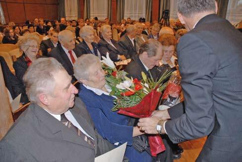 könyvtár igazgatóhelyettese emlékezett a kezdetekre és a dabasi könyvtárosokkal való közös munkára. Az ünnepség kötetlen beszélgetéssel és vendéglátással zárult. Szerk.
