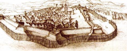 A vár vagy várkastély kiépülése megfelel az általános várfejlődési tendenciáknak. A 15. század végére az eredeti építmény már több épületrésszel bővült.
