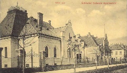 Andrássy utca elején jobbról áll a reformátusok kisméretű temploma, mely 1904-ben román stílusban épült.
