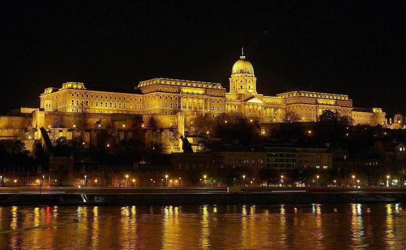 6.1 BUDAPEST IDEGENFORGALMI LÁTVÁNYOSSÁGAI Budapest gazdag, a város több ezer éves történelmi múltja, a vízparti lakott helyektől a Római Birodalom határán az imperium védelmét szolgáló Limes