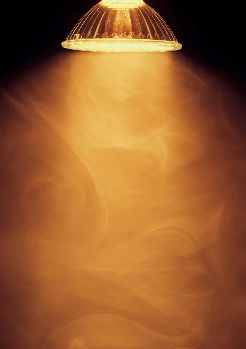 A HALOGÉN IZZÓ A halogénlámpa is izzólámpa, a hagyományos izzótól annyiban tér el, hogy az izzószálat kisméretű többnyire kvarcüvegből készült búra veszi körül, amelyben valamilyen semleges gáz és