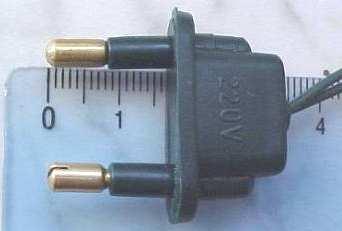 A 2,5 A-es, lapos csatlakozódugó szabvány által előírt méretei a következők: Csapátmérő: 4 ± 0,06 mm; Csaphosszúság: 19 ± 0,5 mm; Szigetelő gallér hosszúsága: 10 +1 / -0 homloklap méretek: 35,3 ± 0,7