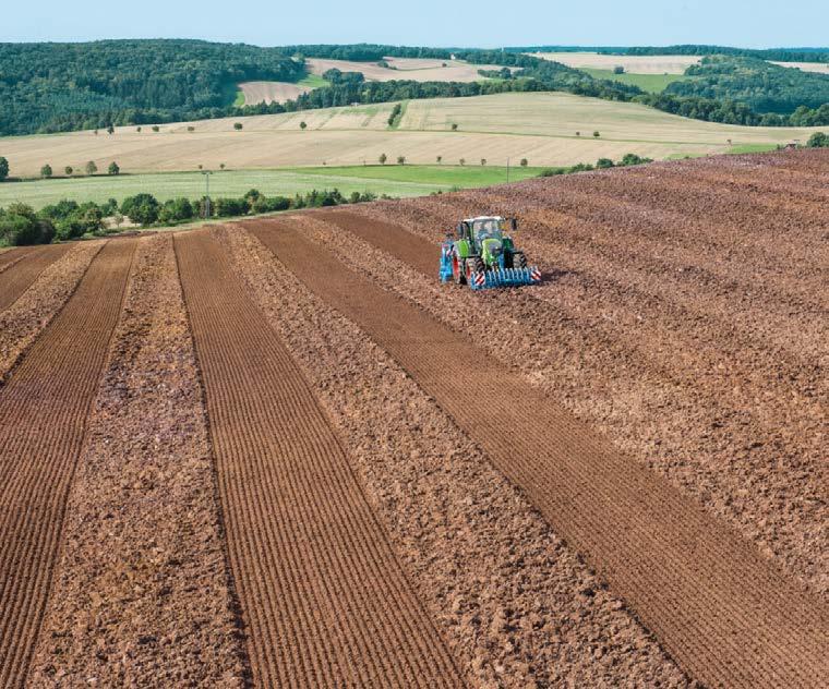 USB-satlakozón keresztül a terület jellemzőit, az alkalmazandó beállításokat lehet átvinni más Fendt traktorokra. Emellett mobiltelefonját is feltöltheti itt.