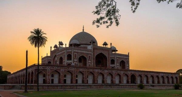 Nagy indiai körutazás 1 nap: Utazás Delhibe. 2 nap: DELHI Megérkezés Delhibe, transzfer a hotelbe. Delhi India fővárosa, ahol a szépség és a dinamizmus, a múlt és a jelen él együtt.