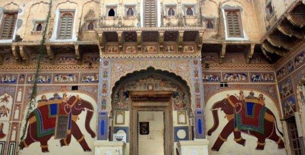 Az erődhöz közel található India legnagyobb mecsete, a Jama Masjid. Riksával teszünk egy kirándulást Chandni Chowk bazárjaiban. Majd meglátogatjuk a Raj Ghat Mahatma Gandhi emlékművét.