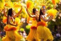 Repülés Oahu szigetére, Honoluluba. Oahu szigetét a végtelen ellentétek jellemzik, láthatunk itt ősi templomokat és 21. századi toronyházakat egyaránt.