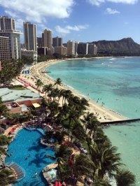 Vacsora egy hajó fedélzetén, közben a lemenő nap fényeiben megcsodálhatjuk a világ egyik leghíresebb strandját a Waikiki Beachet. Vethetünk egy pillantást a Hawaii híresek és gazdagok otthonaira is.