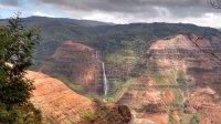 Kauai földje vörös színű, tengerpartján található a Na Pali, azaz a sziklás hegység. Ezen a szigeten találhatók a Waimea-kanyonok és a Waimea-folyó mellett a legszebb vízesés.