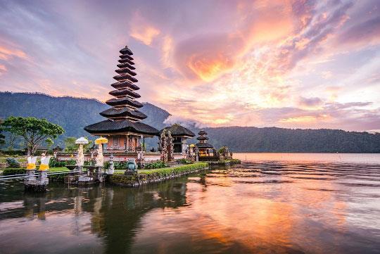 Az igazi Bali Miért érdemes a kombinált csomagot választani? Mert Ubud egy hangulatos kis művészváros Bali szívében, őserdővel és rizsteraszokkal szegélyezve.