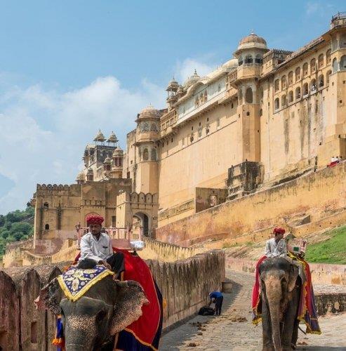 India-Arany háromszög 1 nap: Utazás Budapestről Delhibe. 2 nap: Érkezés Delhibe Megérkezés Delhibe, India fővárosába. Háborúk zajlottak, uralkodók cserélődtek, de az élet folyt tovább Delhiben.