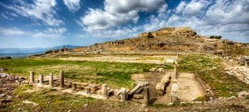 A megannyi különböző sír között az ősi temetőben (Nekropolisz) megismerhetjük az emberek halhatatlanság iránti vágyának és törekvésének hátterét.