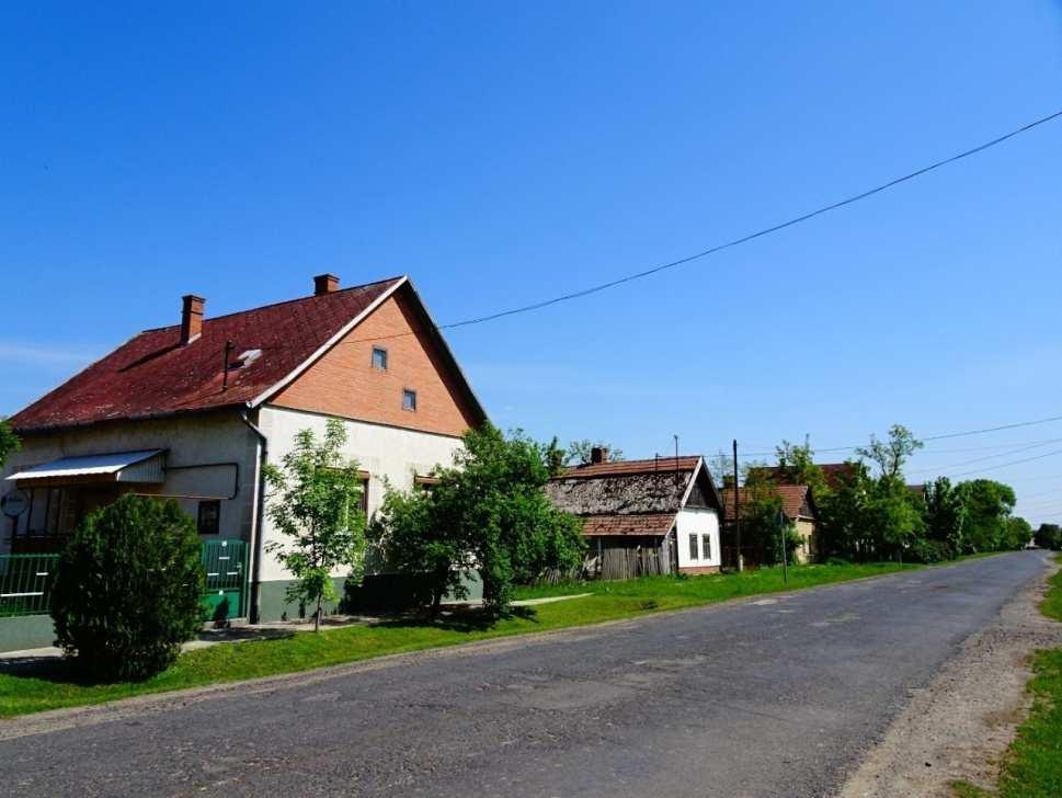 A keleti faluszélen másik nagy elágazási pont található: innen Debrecen, Nádudvar, Egyek, Ohat Csege irányába és a határ más részébe is indulnak utak.