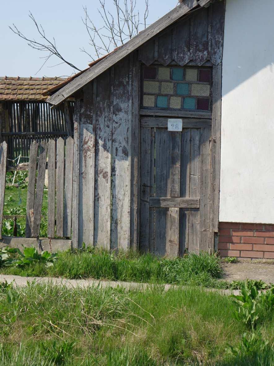 Érdekes elemként több kunsági településnél megfigyelhető az 1900-as években épült lakóházak kapuja fölött a színes