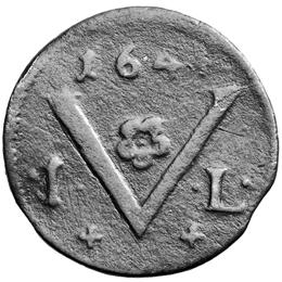 E: A gyöngykörrel övezett mező közepén nagyon nagy római ötös ( V ) áll a kis évszám, az 1644 alatt. A V belsejébe nagy, átszúrt, ötszirmú rozettaát helyeztek.