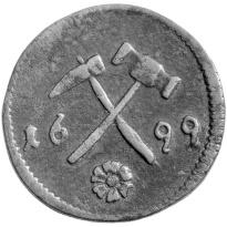 azzal a különbséggel, hogy az évszám, az 16 99 magasabban áll, a hatos és a kilences számjegy ívének csúcsa visszahajló, a szer-számnyelek enyhén görbék és a kalapács nyele