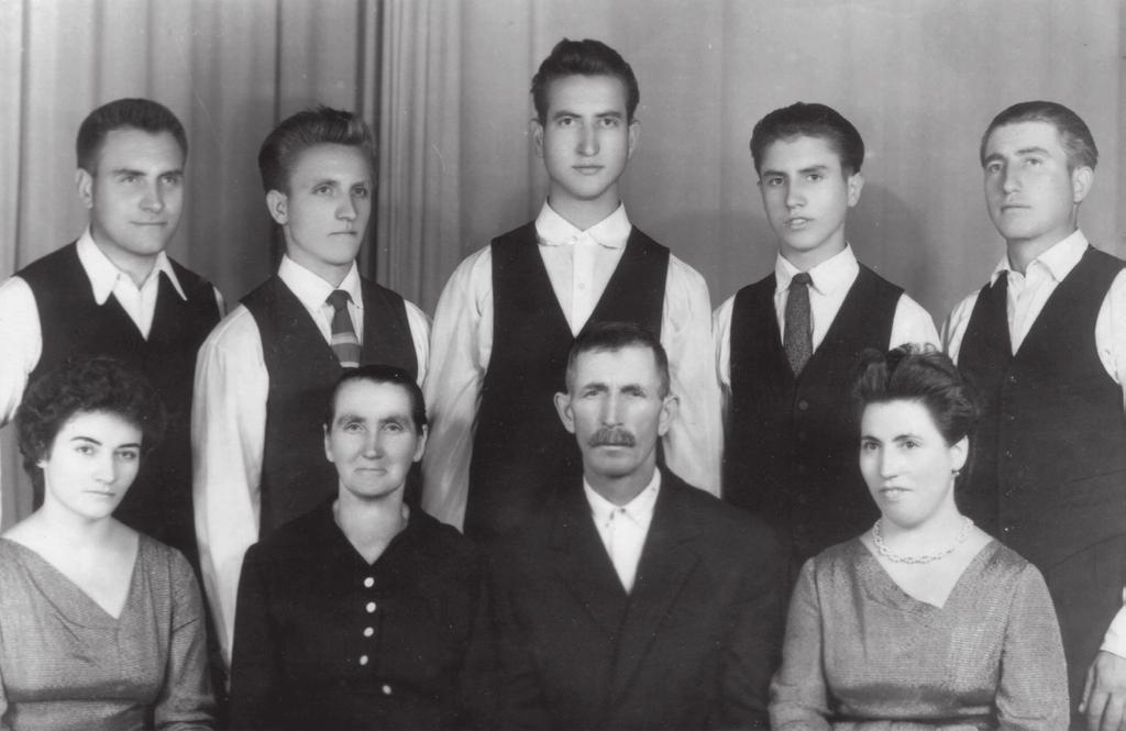Péter Sándor családja körében, Csíkrákos, 1963 (Pávai István gyűjteménye) Imets Dénes 1969-ben adta közre a ballada egy másik, valószínűleg szintén 1968-ban rögzített változatát, hiszen az adatközlő