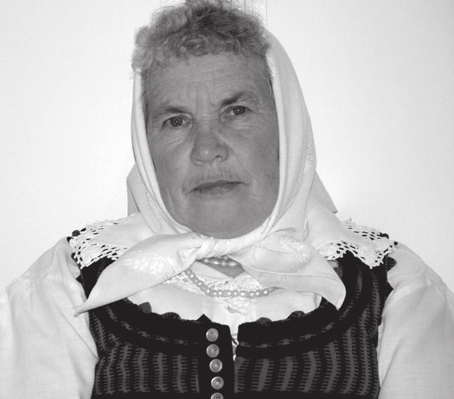 Édes hazám, Madéfalva, Látlak-e meg még valaha? Látom füstöd, de csak alig, Hogy az égen feketélik. Én Istenem, mi az oka, Ki sem mehetek az útra? Ha kimegyek a kapuba, Vigyázkodom ide s tova.