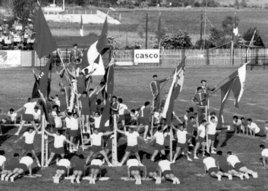 Sportbemutató országos tűzoltó versenyen (balra), társadalmi munka a Kismotor és Gépgyárban (jobbra) A híradó szolgálat során az elméletben tanultakat gyakorolhatták be felügyelet mellett, ami a