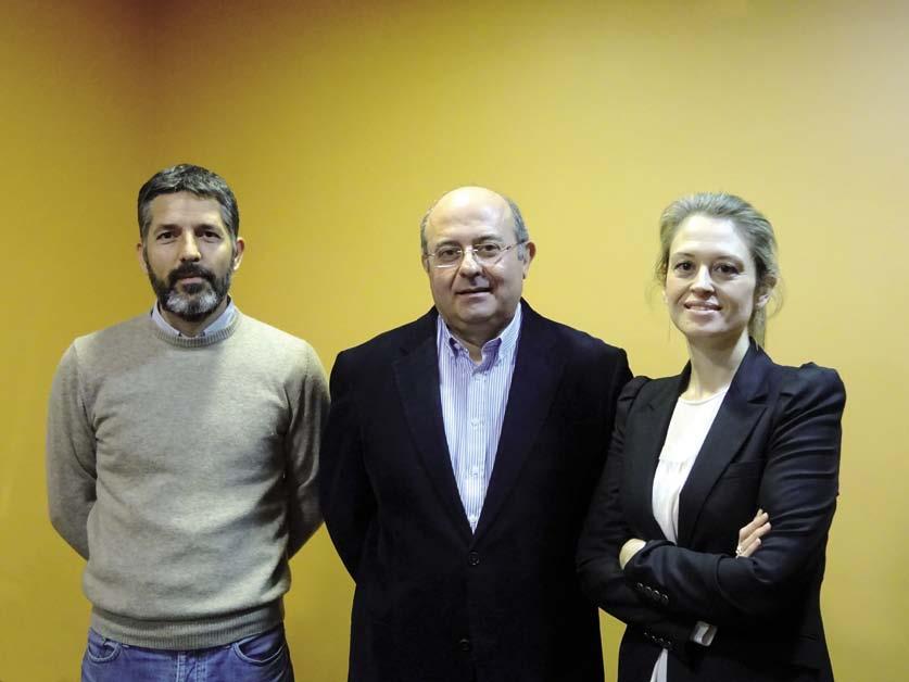 Balról jobbra: Pedro Gomez (állatorvos), Antonio Sanches (tulajdonos), Ana Belen Sanches (nemzetközi kommunikációs igazgató) Csak akkor indítjuk el az új kocatelepeket, amikor biztosan tudjuk.