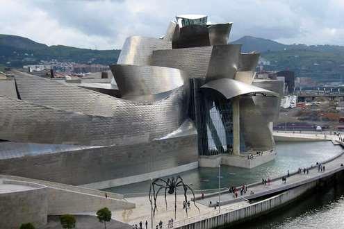 1. fénykép A Bilbaóban felépített Guggenheim múzeum Forrás: http://index.hu/gal/0/pic.php?