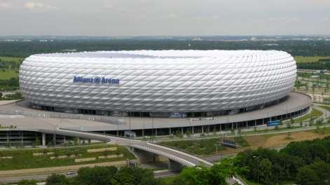 4. fénykép A müncheni Allianz Arena (a létesítményt 2005-ben adták át, és két autópálya kereszteződése és egy gyorsvasút megállója mellett helyezkedik el) Forrás: https://commons.wikimedia.