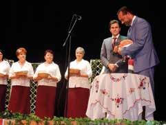 Szent István Estjén Stugel Tibor elnök rövid beszédét követően a színpadot az Ifjú Szívek Táncszínház táncosai foglalták el, hogy elkápráztassák a közönséget a Határon túli nemzeti tánc című