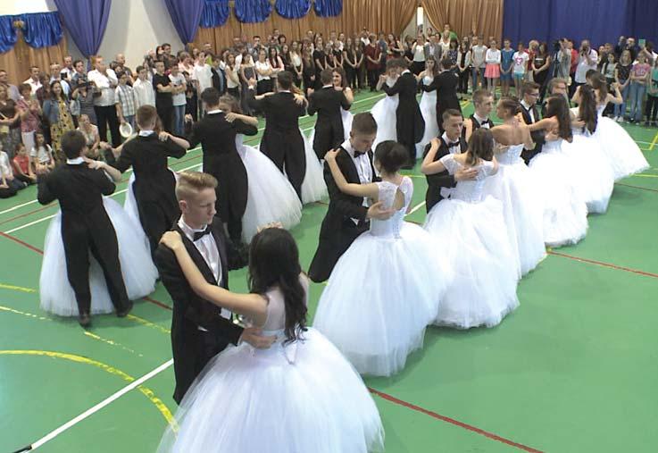 KÖZÖSSÉG Kultúra és jótékonyság: VIII. Blaskovits Gála A keringőt követő szünetben beszélgettünk az egyik táncospárral.