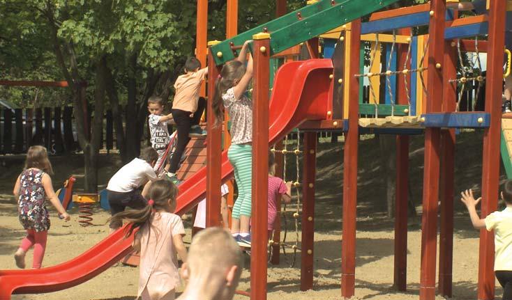 A régi kedves játékokat, mászókákat és kisvonatot kikezdte az idő, pedig, lapunkban is szóltunk róla, szorgos önkéntesek még tavaly is ápolták, újra festették az elemeket.