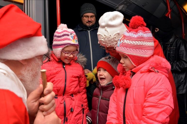 társaságában két helyszínen szeretne találkozni velük. Délután már jóval öt óra előtt gyülekeztek a lakótelepi gyerekek a turisztikai központ előtt és izgatottan várták, hogy mikor jön már.