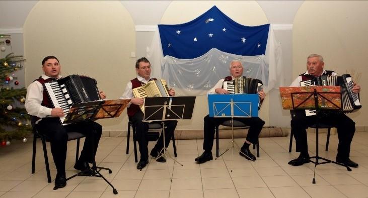 A már hagyományos kerámia emlékplakett mellett a kert további szépítéséhez 10 ezer Ft-tal járul hozzá az önkormányzat.
