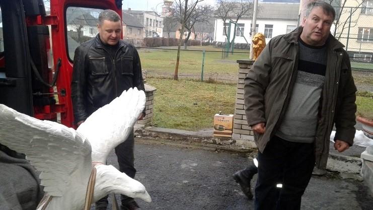 HÍREK A FALU ÉLETÉBŐL Oldal 6 UKRAJNÁBAN JÁRT AZ ÖNKORMÁNYZAT KÜLDÖTTSÉGE A látogatás célja volt, hogy eljuttassunk többek között gyermekruházati ajándékokat, valamint a magyar katonai temetőhöz egy