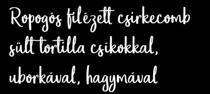 Az uborkát és a hagymát szintén vékony csíkokra daraboljuk. A csirke pároló levébe fűszerpaprikát, narancslevet, reszelt narancshéjat és friss, vágott petrezselymet teszünk.