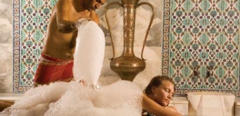 A masszőr (tellak) először egy kese nevű szivaccsal masszírozza át testet, aminek során megszabadulnak a régi, elhalt bőrsejtektől.