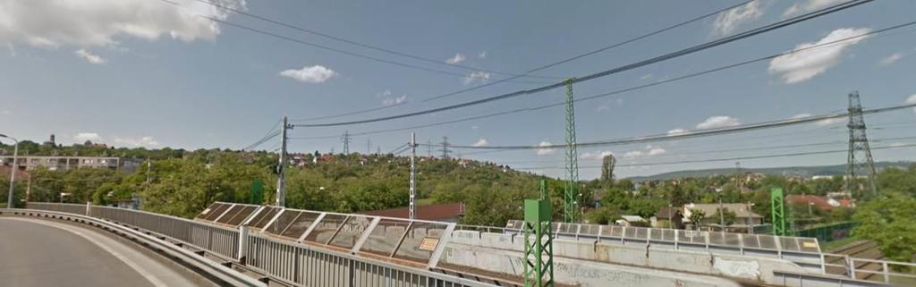 A kerület északi kapujából (Kitérő út) számos távvezeték oszlop tárul fel a Sas-hegyen (Forrás: Google Street view, 2014.