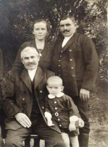 éjjel vallatták és nagyon csúnyán összeverték. Maradandó sérüléseket szenvedett.