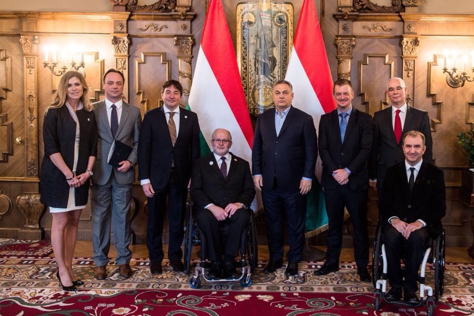 4 kerekasztal-beszélgetés - 16 magyar és 6 külföldi