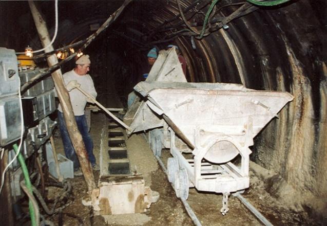 EGYSZER VOLT VASUTAK Annavölgyi külszíni létesítmények bontás közben, gazzal benőve 1989-ben fotó: Gróf György Itt mozdonyok, kimentésre váró értékes anyagokkal rakott vonatok rekedtek bent ugyanis