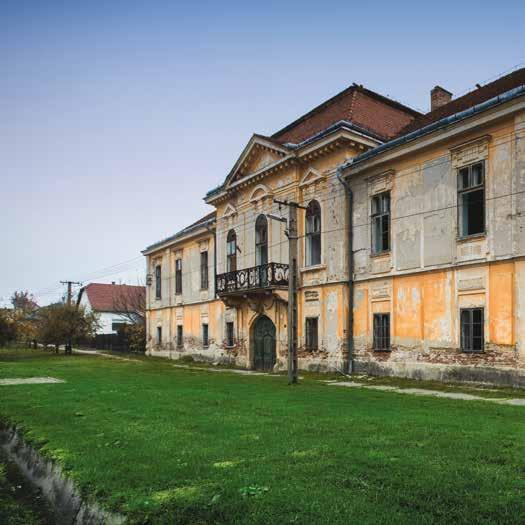 Vál A Váli-völgy névadó településének középkori múltjára egy magányosan álló, gótikus torony emlékeztet.
